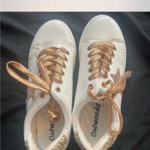 Outwoods White and Gold Sneakers with Classic Design
